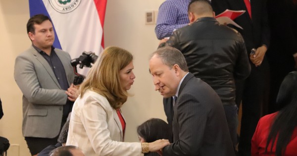 Barán consigue el apoyo de Cartes y Santi y le gana la pulseada a su vice que la quería echar