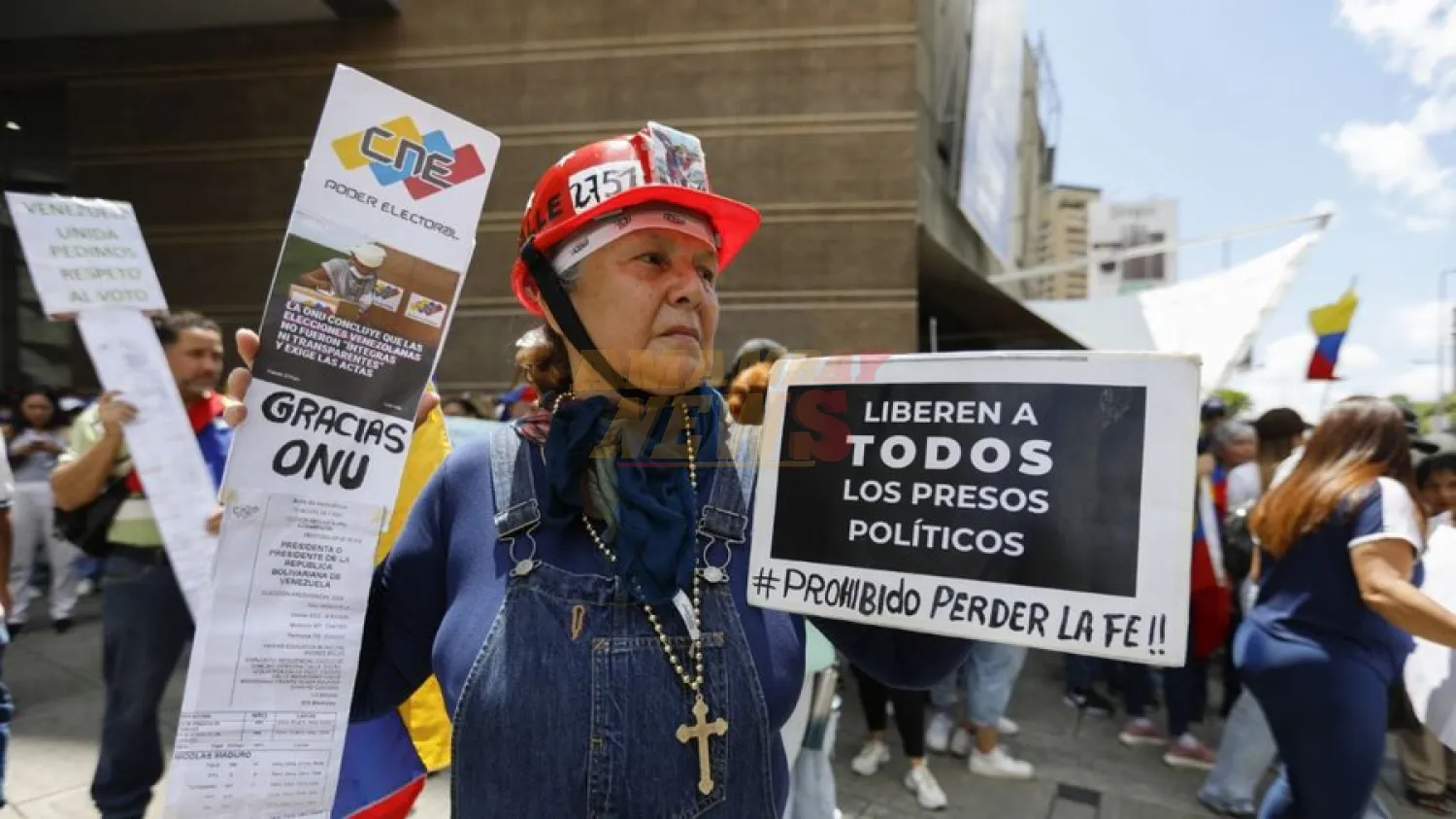 Familiares de presos políticos exigen liberación de sus parientes tras muerte de policía en Venezuela
