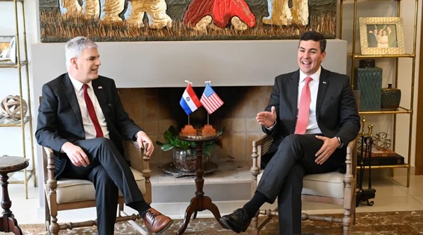 Santi se reúne con embajador de Estados Unidos a puertas cerradas