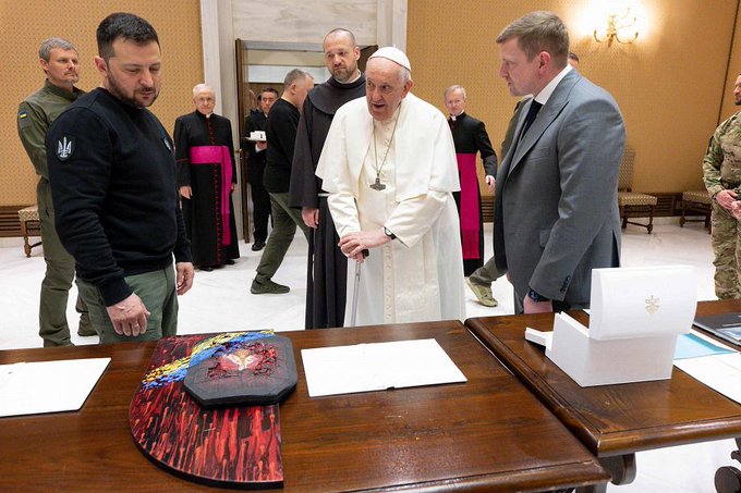 Ucrania respondió al papa y dice que «nunca» izará bandera blanca para negociar con Rusia