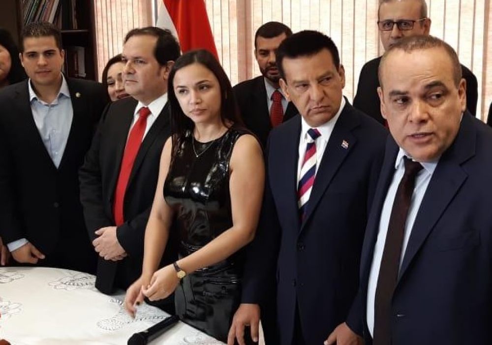 Con polémico vestido, diputada alborotó al Congreso