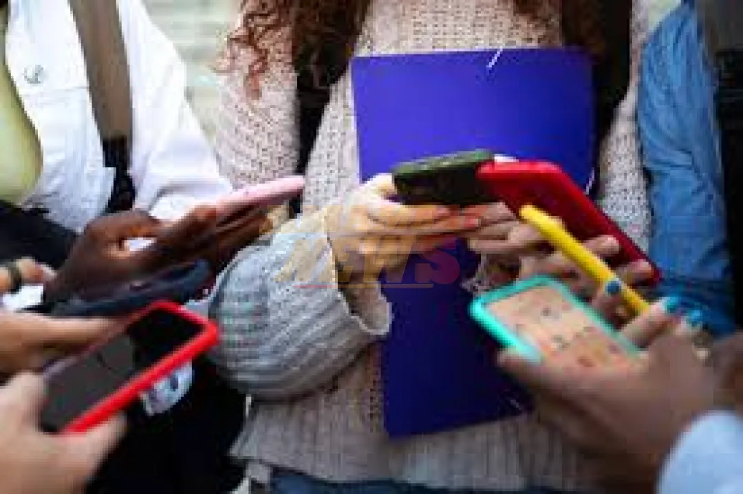 Finlandia restringirá el uso de celulares durante la jornada escolar