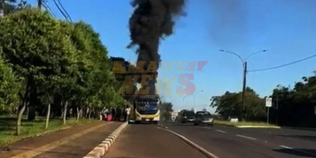 Pánico a bordo: bus paraguayo se incendia por completo en Foz de Iguazú