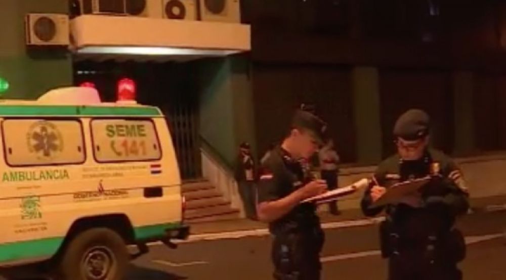 Motociclista embestido por auto murió al caer bajo un bus