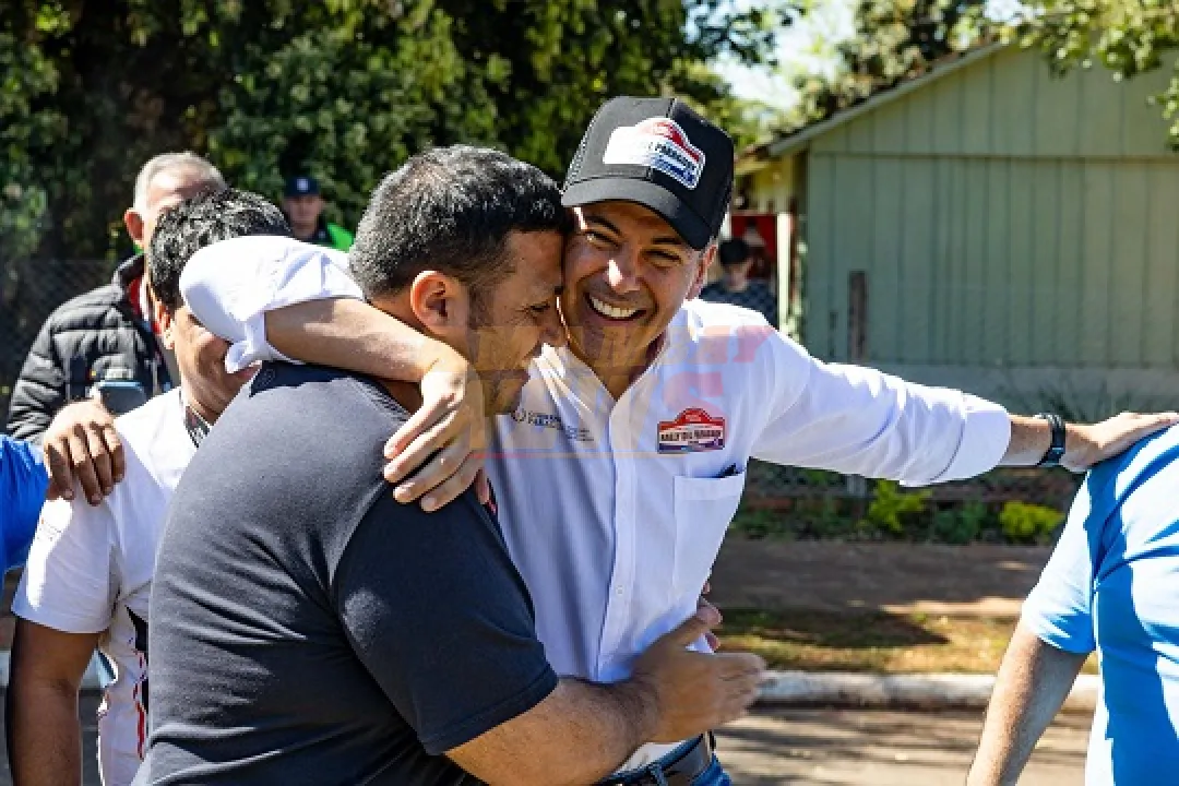 Santi y el condenado hijo de González Daher, unidos en un efusivo abrazo