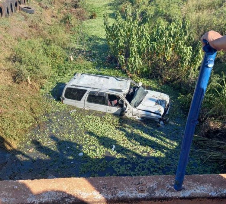 Vehículo cae a desague pluvial y conductor muere en Concepción