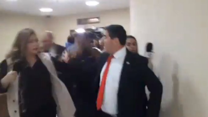 Senador colorado agrede a periodista para evadir consulta sobre Operación Dakovo
