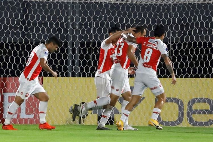 River Plate gana en la agonía y sigue soñando