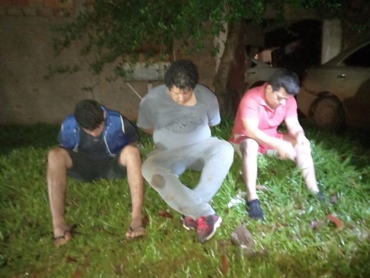 Detienen a tres presuntos robacoches y recuperan un auto robado que contaba con GPS