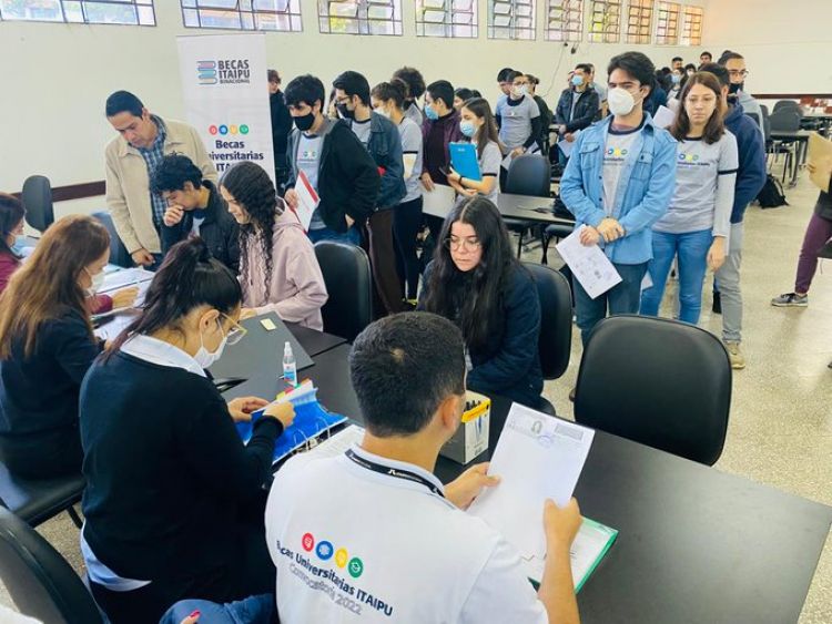 Estudiantes firmaron documento para usufructo de becas universitarias de Itaipu