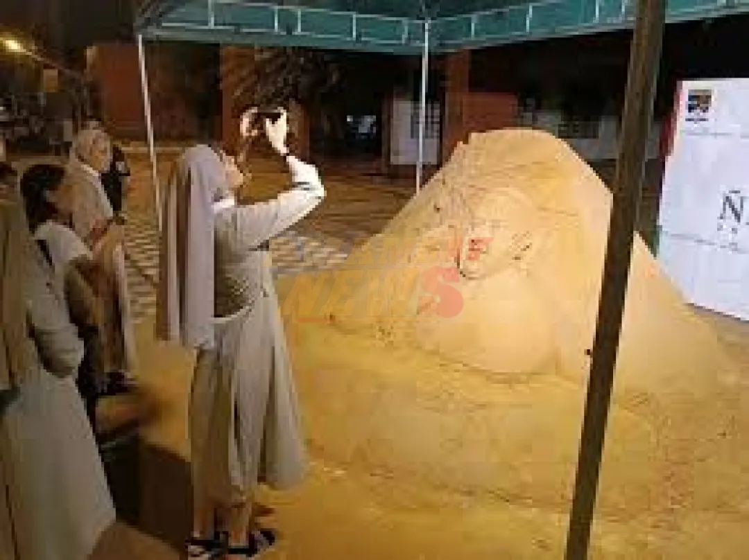 En Ñeembucú, rinden homenaje al Papa Francisco con escultura de arena