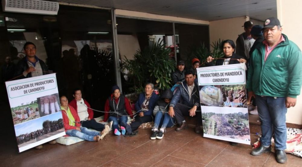 Mandioqueros se encadenan para exigir mejor precio de venta