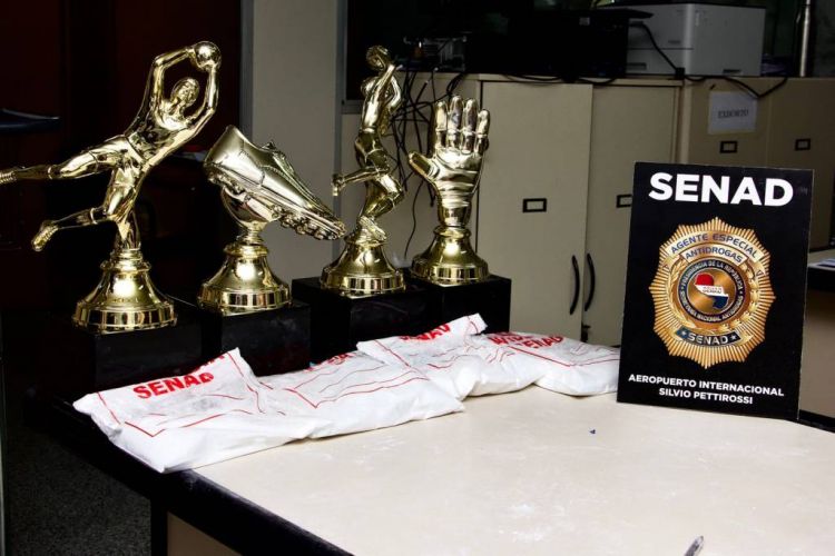 Frustran envió de cocaína a Europa, la droga estaba oculta en trofeos