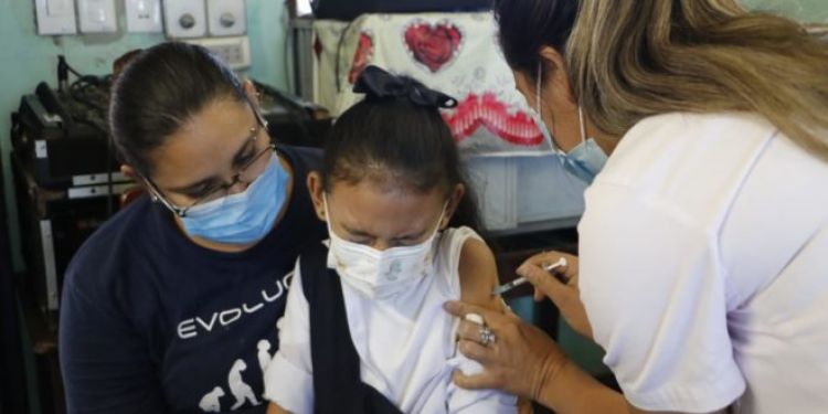 Salud insiste en vacunación de niños ante llegada de intenso frío