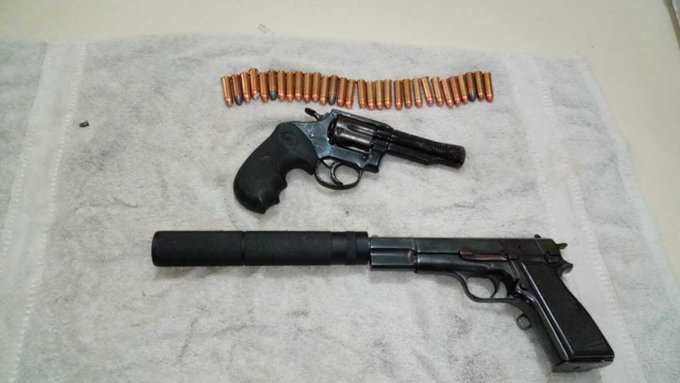 Pistola con silenciador y un revólver hallados en la celda de un miembro del PCC en cárcel de Coronel Oviedo