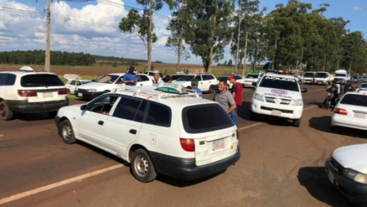 Taxistas de Hernandarias insisten en reducción del precio de combustibles