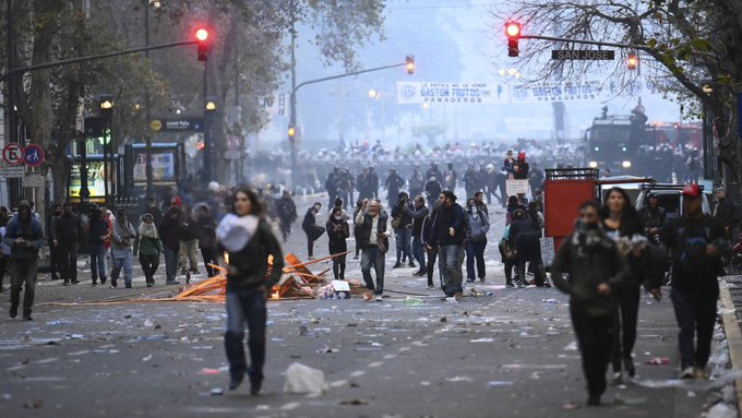 Gobierno de Milei dice que manifestantes "intentaron perpetrar un golpe de Estado"