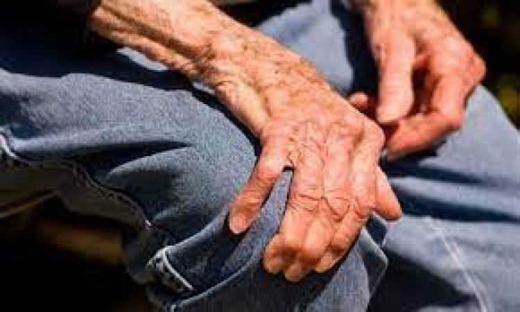 Hallan muerto a un hombre de 60 años y su hijo se fuga de la vivienda
