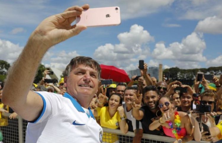 Sin máscara, Bolsonaro participa en un acto que defiende medidas antidemocráticas