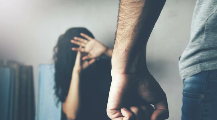Libran orden de captura para agente policial por violencia familiar