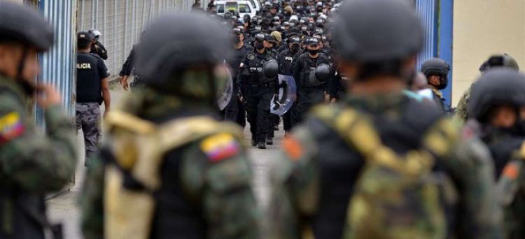 Gobierno ecuatoriano dice que cárceles ya están "bajo control" de militares y policías