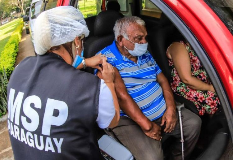 Prosigue vacunación a adultos de 70 años con terminación de cédula 6 y 7
