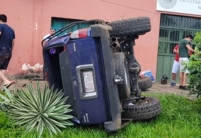 Camioneta sufre aparatoso vuelco tras esquivar un bache en Villa Hayes