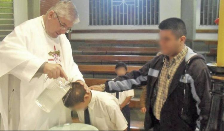 Padres de un colegio en Ypacaraí exigen salida de sacerdote denunciado por abuso