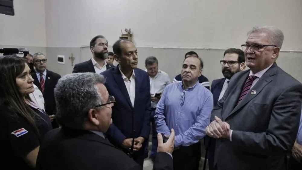 Barchini visita Tacumbú en medio de abucheos y silbidos de internos