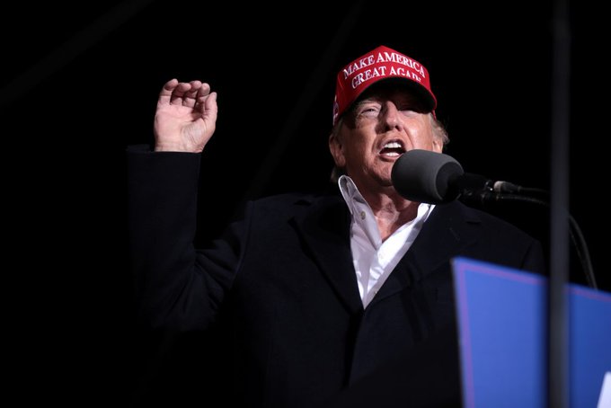 "Estoy de vuelta", escribe Trump en Facebook