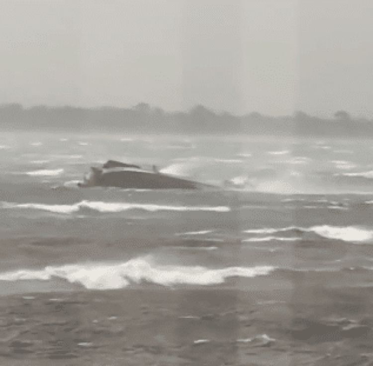 Barco arenero naufragó en aguas del Río Paraná a causa de las fuertes ráfagas de viento
