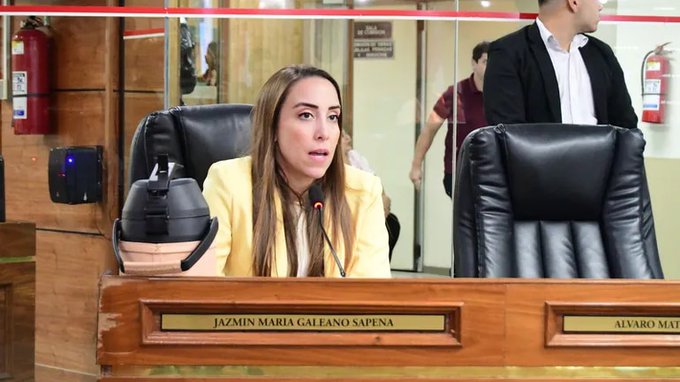 Concejala pide prohibir el uso de minifaldas y blusas escotadas en sede municipal