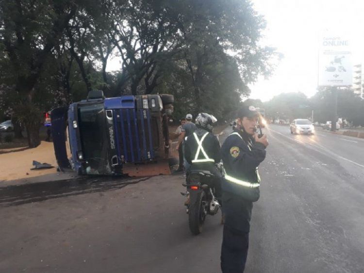 Camión que transportaba maíz vuelca en ruta PY02
