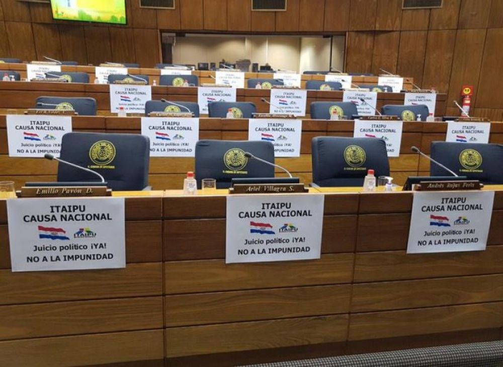 Diputados colocan carteles para exigir juicio a Abdo y Velázquez