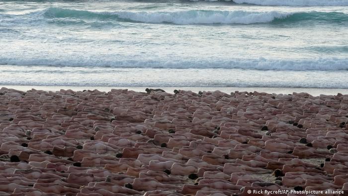 Miles de personas se desnudan por arte en icónica playa de Sidney