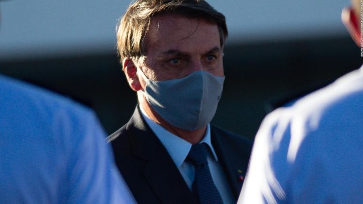 Casi la mitad de los brasileños dice que Bolsonaro no tiene culpa por las muertes de coronavirus