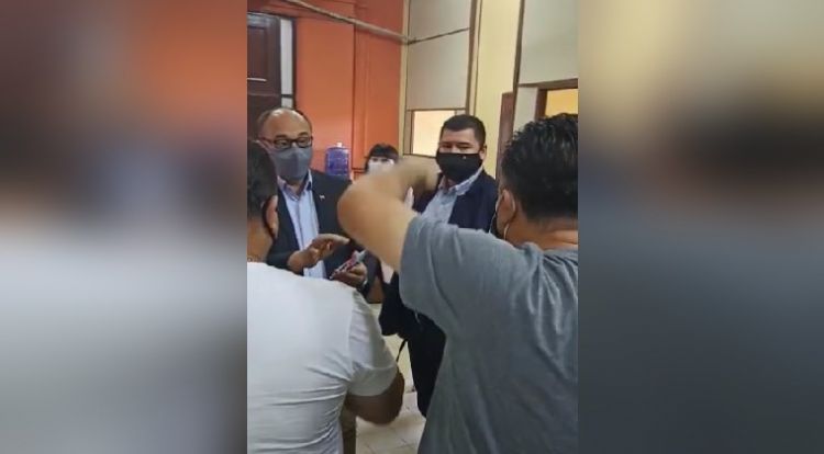 Funcionarios de IPS se agolpan en el Ministerio de Salud para exigir pago de gratificación