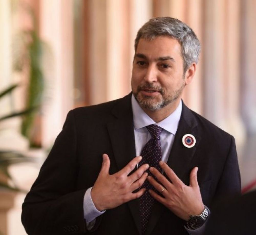 Marito destina una millonaria suma en alfombras, flores y banderas