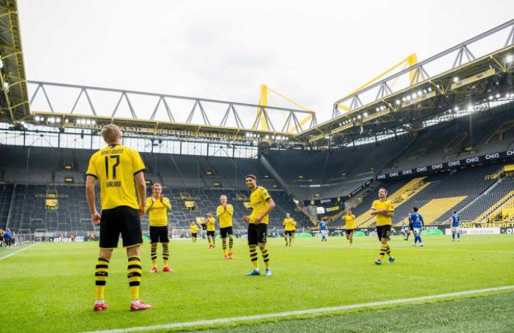 El Dortmund golea al Schalke en el regreso de la Bundesliga
