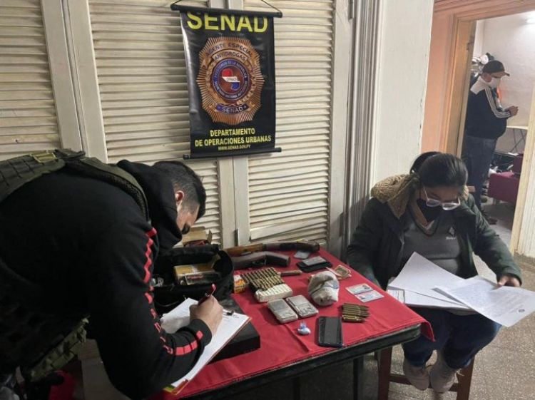 Senad detiene a guardiacárcel y a su primo con dosis de cocaína en Lambaré