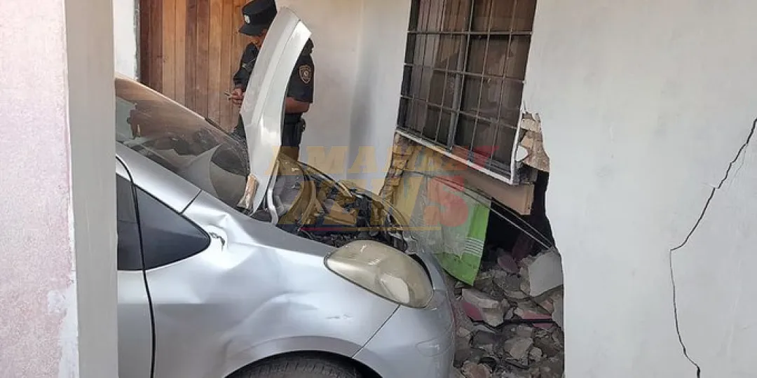 Conductor choca contra la pared de una casa tras perder el control de su vehículo