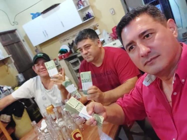Polémica foto de seccionalero con fajos de billetes a días de elecciones