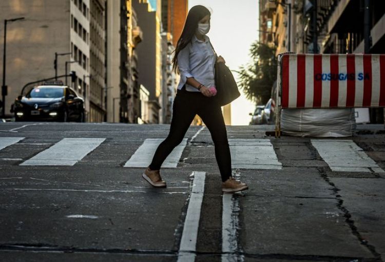 Uso de tapabocas es obligatorio para circular en la calles de Buenos Aires