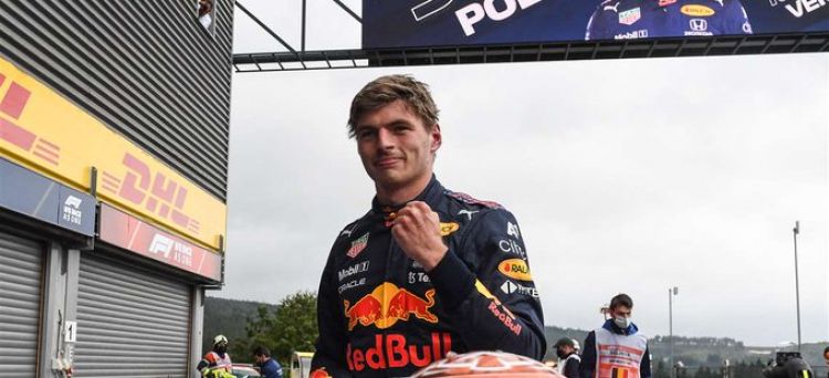 Verstappen logra la pole bajo la lluvia en Bélgica