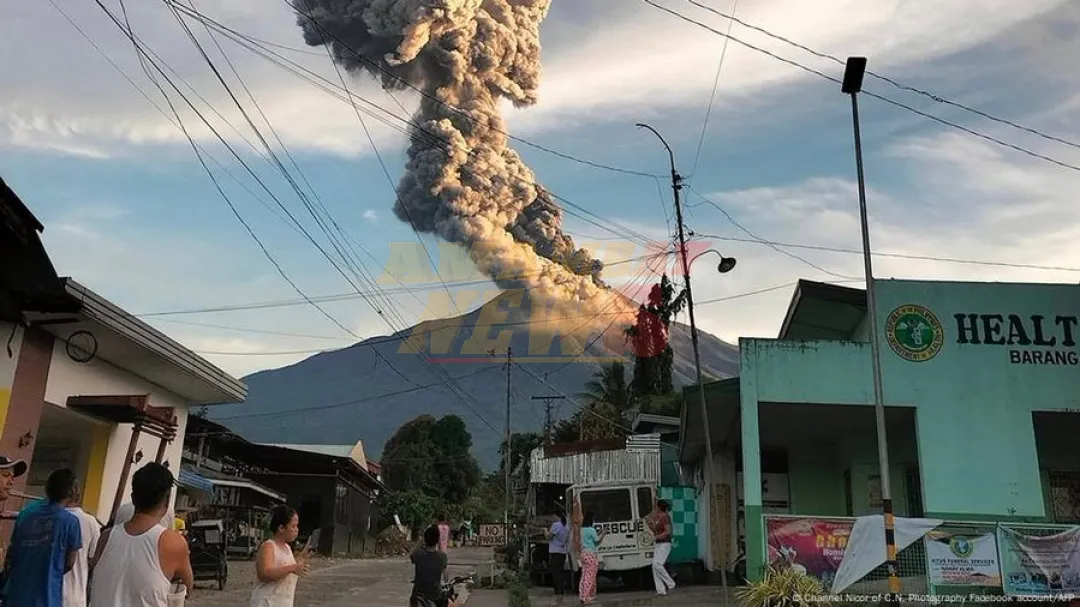 El volcán Kanlaon entra en erupción en Filipinas