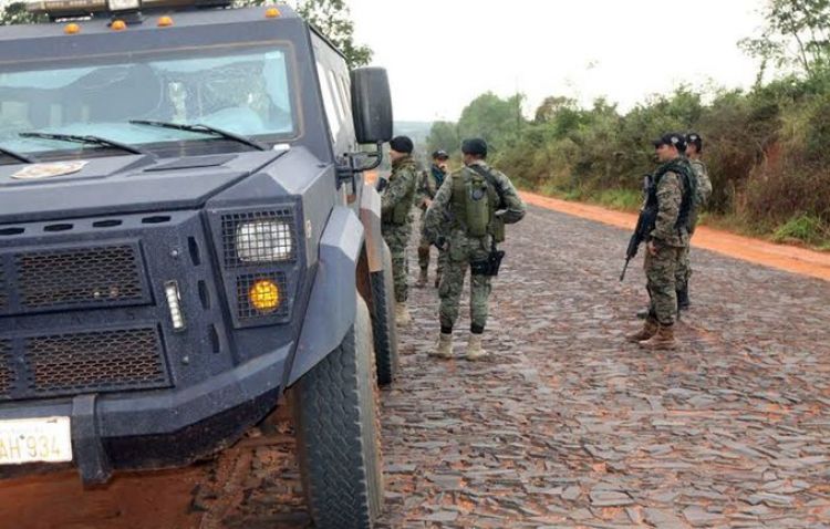Habrían dejado panfleto en camioneta en la que se desplazaban exvicepresidente y su capataz