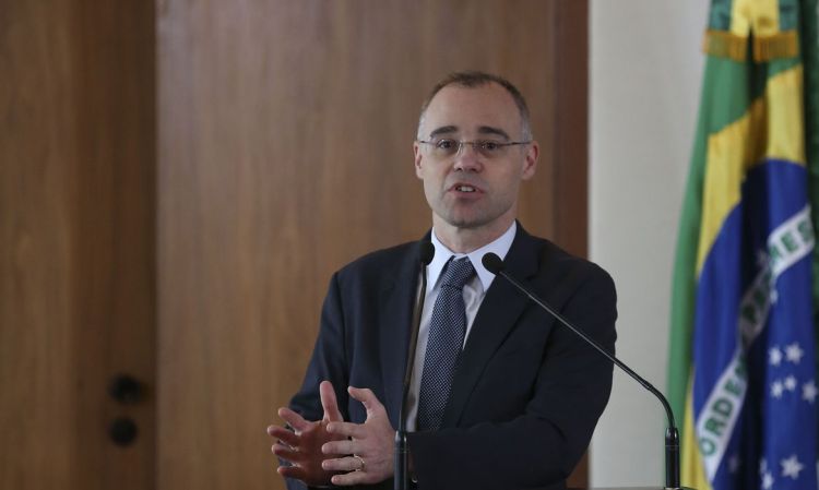 Bolsonaro nombra a un pastor evangélico como ministro de Justicia