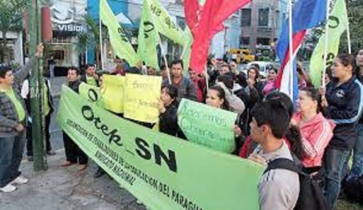 Docentes inician una movilización contra los recortes presupuestarios del MEC