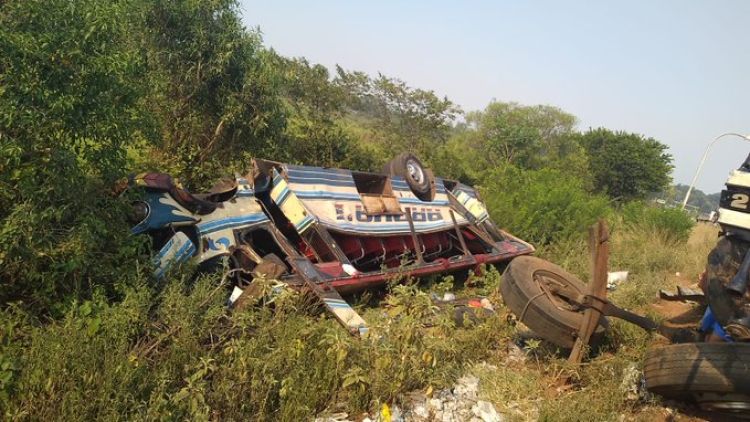 Grave accidente entre un camión de gran porte y un ómnibus dejó varios heridos