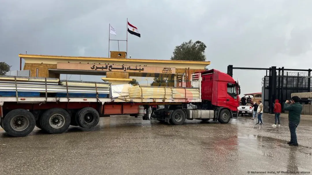 Egipto envía primer lote de casas prefabricadas a Gaza